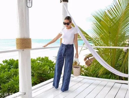 白色t恤下面穿什么？白色t恤下面怎么搭配？