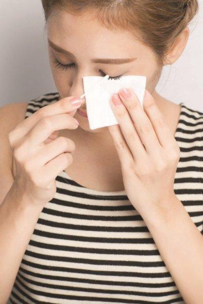 化眼妝對(duì)眼睛有傷害嗎 化妝壞習(xí)慣最傷眼 化眼妝對(duì)眼睛有傷害嗎 化妝壞習(xí)慣最傷眼