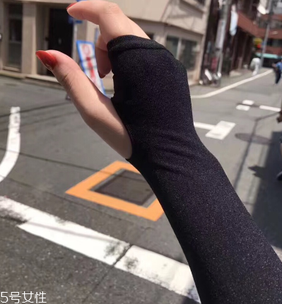 冰袖黑色好還是白色好？冰袖黑色防曬還是白色？