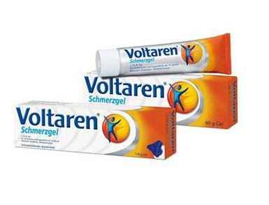 voltaren是什么藥？voltaren治什么?。?></p><h3>風濕類風濕會對人體造成哪些危害呢</h3><p>任何一個疾病都會對人體產生危害，這點是毋容置疑的，所以類風濕也是一樣的，會對人體產生很多的危害，所以當我們患上類風濕的時候就應該警惕起來，保護好自己，讓自己避免類風濕的痛苦，現(xiàn)在就讓我們去了解類風濕到底對我們有哪些危害。</p><p>風濕類風濕的危害性之一：就是可引發(fā)呼吸道疾病，多見胸膜炎和間質性肺炎，特別是長期患病的老年。</p><p>風濕類風濕的危害性之二：可引發(fā)神經系統(tǒng)疾病，患者往往出現(xiàn)神經功能障礙危害，其原因與頸椎壓迫脊髓或因滑膜炎、肌腱滑膜炎壓迫周圍神經有關。</p><p>風濕類風濕的危害性之三：可引發(fā)心臟病危害，其中在臨床上發(fā)現(xiàn)并發(fā)心包炎可高達20%～50%，少數(shù)還形成類風濕結節(jié)，多數(shù)無癥狀，往往在心臟超聲檢查時發(fā)現(xiàn)。但也有引起左心衰竭的可能。</p><p>風濕類風濕的危害性之四：可引發(fā)眼病危害，約15%患者可出現(xiàn)干燥綜合征，從而引起角膜和結膜干燥不適，少數(shù)患者可并發(fā)鞏膜炎、虹膜炎，多發(fā)生在角膜邊緣2～3毫米處。</p><p>風濕類風濕的危害性之五：可引發(fā)皮膚病，具有代表性的為類風濕結節(jié)。</p><p>可以肯定的是類風濕對我們的危害當然不止這些，肯定還會影響我們的生活，所以我們就要避免類風濕的發(fā)生，因此我們就要去保護好自我，養(yǎng)成良好的習慣，當然我們不僅僅是要避免類風濕，其他的各類疾病我們都要去避免。</p><p style=