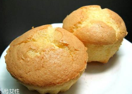 無水蛋糕粘模具怎么辦 無水蛋糕和戚風(fēng)蛋糕的區(qū)別 無水蛋糕粘模具怎么辦 無水蛋糕和戚風(fēng)蛋糕的區(qū)別