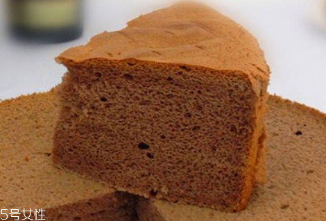 海綿蛋糕和戚風(fēng)蛋糕的區(qū)別 海綿蛋糕和戚風(fēng)蛋糕那個好吃 海綿蛋糕和戚風(fēng)蛋糕的區(qū)別 海綿蛋糕和戚風(fēng)蛋糕那個好吃