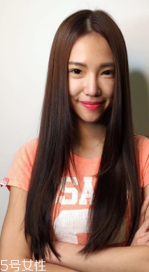 護發(fā)精油和護發(fā)乳哪個好 護發(fā)精油和護發(fā)乳怎么選 護發(fā)精油和護發(fā)乳哪個好 護發(fā)精油和護發(fā)乳怎么選