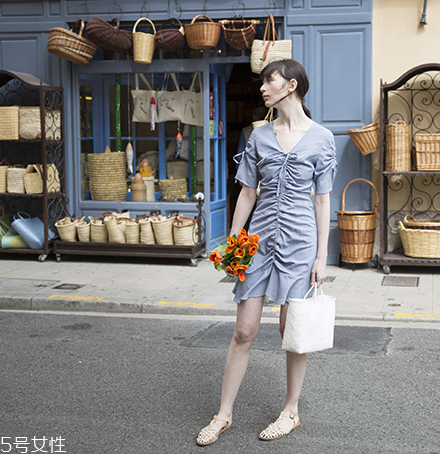 胳膊粗穿什么連衣裙？胳膊粗適合什么連衣裙？