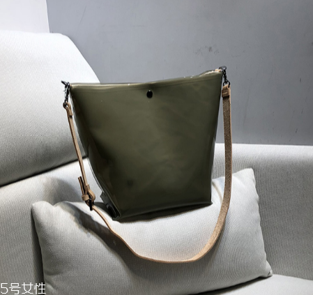 穿裙子背什么包包好看？穿裙子適合背什么包？