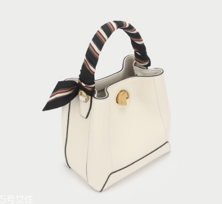 穿裙子背什么包包好看？穿裙子適合背什么包？