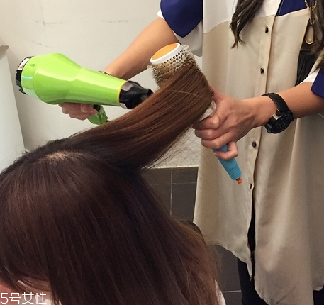 自己在家怎么吹頭發(fā) 發(fā)型師的吹頭發(fā)小秘訣 自己在家怎么吹頭發(fā) 發(fā)型師的吹頭發(fā)小秘訣