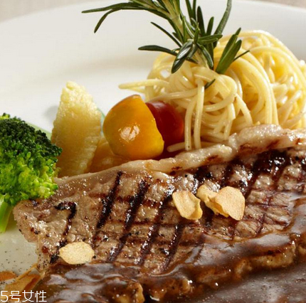 西冷牛排配什么酒？吃西冷牛排喝什么酒？