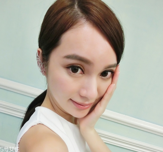 低馬尾怎么梳不扁塌 低馬尾順滑不扁塌的打造方法 低馬尾怎么梳不扁塌 低馬尾順滑不扁塌的打造方法