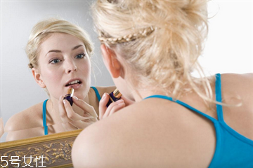 口紅太干了脫皮怎么辦 口紅太干了解決方法 口紅太干了脫皮怎么辦 口紅太干了解決方法