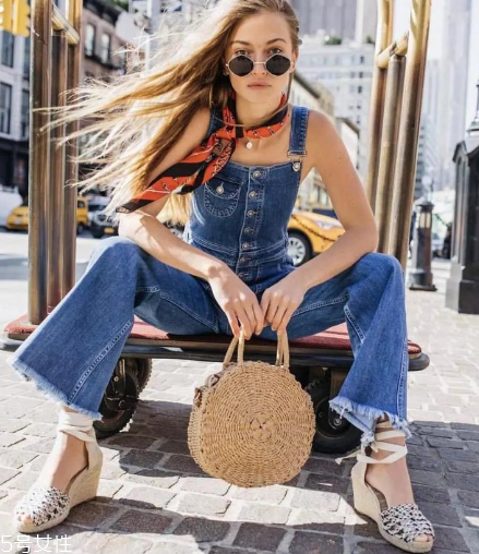 度假背什么包包好看？度假適合背什么包包？