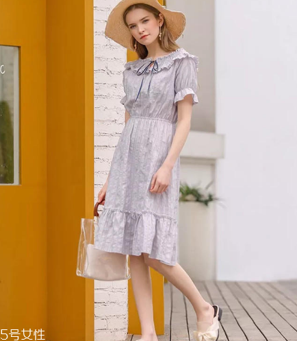 復(fù)古連衣裙怎么搭配？復(fù)古連衣裙搭配圖片