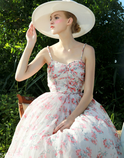 復(fù)古連衣裙怎么搭配？復(fù)古連衣裙搭配圖片