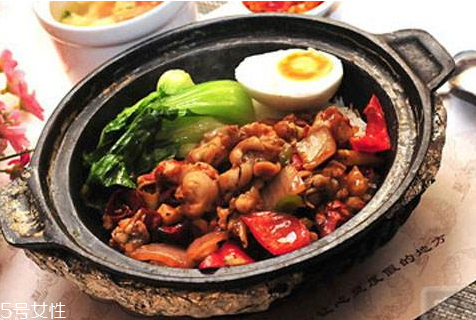 煲仔飯可以放什么材料 煲仔飯用什么米 煲仔飯可以放什么材料 煲仔飯用什么米