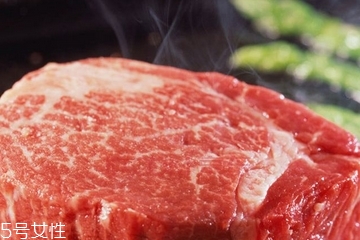 菲力牛排是合成的嗎？菲力牛排是牛里脊嗎？