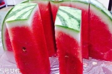 西瓜擺盤切法 怎樣切西瓜不浪費？