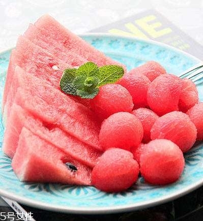 西瓜擺盤切法 怎樣切西瓜不浪費？