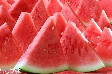 西瓜不能和什么食物一起吃？哪些人不能吃西瓜？