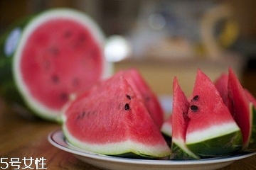 西瓜不能和什么食物一起吃？哪些人不能吃西瓜？