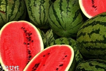 西瓜不能和什么食物一起吃？哪些人不能吃西瓜？