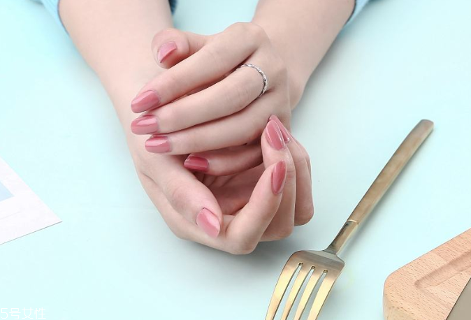 指甲油怎么避免涂到肉上 指甲油超級(jí)實(shí)用技巧 指甲油怎么避免涂到肉上 指甲油超級(jí)實(shí)用技巧