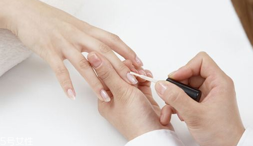 指甲油怎么避免涂到肉上 指甲油超級(jí)實(shí)用技巧 指甲油怎么避免涂到肉上 指甲油超級(jí)實(shí)用技巧