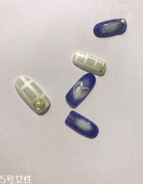 如何做破洞牛仔美甲 破洞美甲簡單涂抹教程 如何做破洞牛仔美甲 破洞美甲簡單涂抹教程