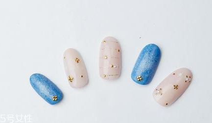 如何做破洞牛仔美甲 破洞美甲簡單涂抹教程 如何做破洞牛仔美甲 破洞美甲簡單涂抹教程