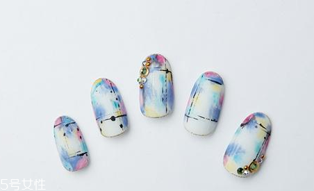 如何做破洞牛仔美甲 破洞美甲簡單涂抹教程 如何做破洞牛仔美甲 破洞美甲簡單涂抹教程