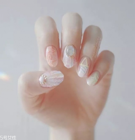 玻璃紙愛心美甲怎么弄 心形玻璃紙美甲教程 玻璃紙愛心美甲怎么弄 心形玻璃紙美甲教程