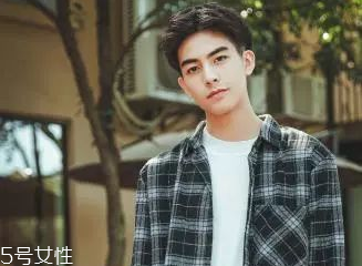 男生夏天適合剪什么發(fā)型 2018男生流行發(fā)型短發(fā) 男生夏天適合剪什么發(fā)型 2018男生流行發(fā)型短發(fā)