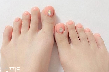 哈密瓜色美甲是什么樣的 哈密瓜色指甲油怎么搭配好看 哈密瓜色美甲是什么樣的 哈密瓜色指甲油怎么搭配好看