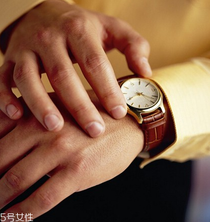 手表日期調(diào)過了怎么辦？手表日期調(diào)多了怎么調(diào)回去？