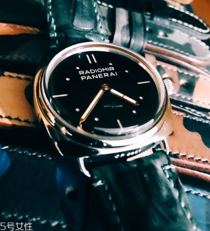 手表日期調(diào)過了怎么辦？手表日期調(diào)多了怎么調(diào)回去？