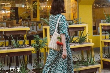 綠色連衣裙怎么搭配？綠色連衣裙搭配圖片