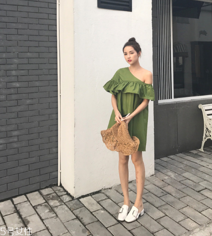 綠色連衣裙怎么搭配？綠色連衣裙搭配圖片