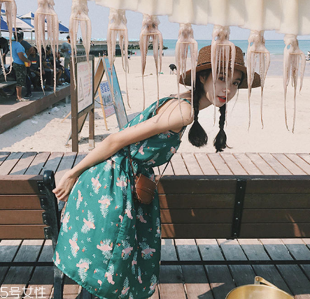 綠色連衣裙怎么搭配？綠色連衣裙搭配圖片