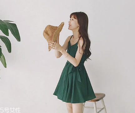 綠色連衣裙怎么搭配？綠色連衣裙搭配圖片