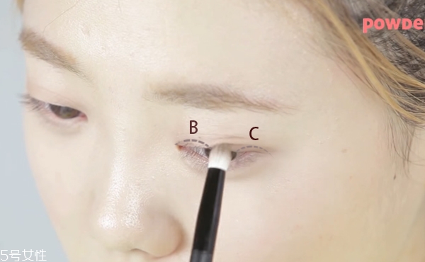 不畫眼線只畫眼影行嗎 不畫眼線的眼睛放大術(shù)