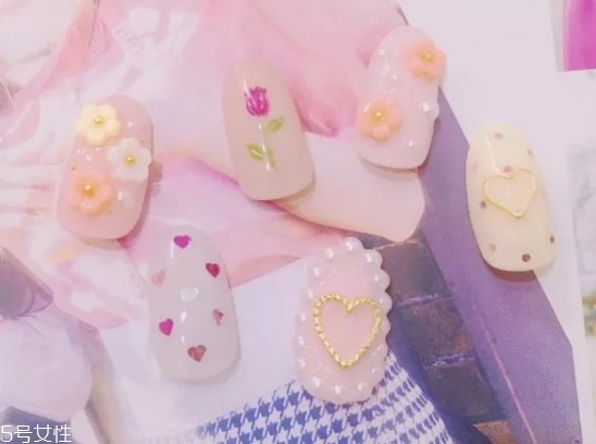 玻璃紙愛心美甲怎么弄 心形玻璃紙美甲教程 玻璃紙愛心美甲怎么弄 心形玻璃紙美甲教程
