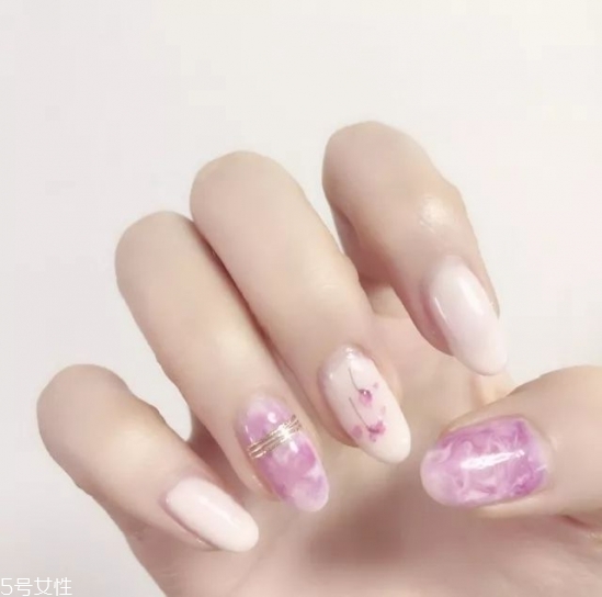 玻璃紙愛心美甲怎么弄 心形玻璃紙美甲教程 玻璃紙愛心美甲怎么弄 心形玻璃紙美甲教程