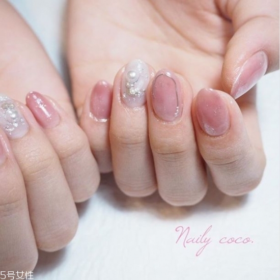 玻璃紙愛心美甲怎么弄 心形玻璃紙美甲教程 玻璃紙愛心美甲怎么弄 心形玻璃紙美甲教程