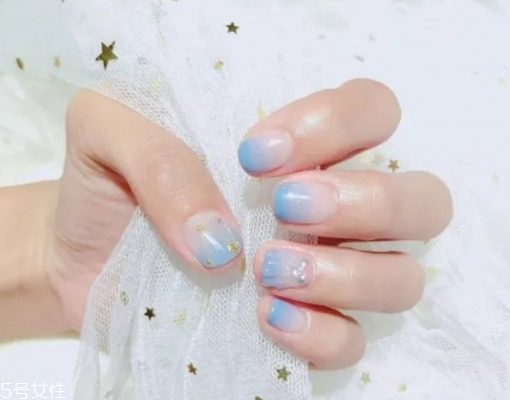 玻璃紙愛心美甲怎么弄 心形玻璃紙美甲教程 玻璃紙愛心美甲怎么弄 心形玻璃紙美甲教程