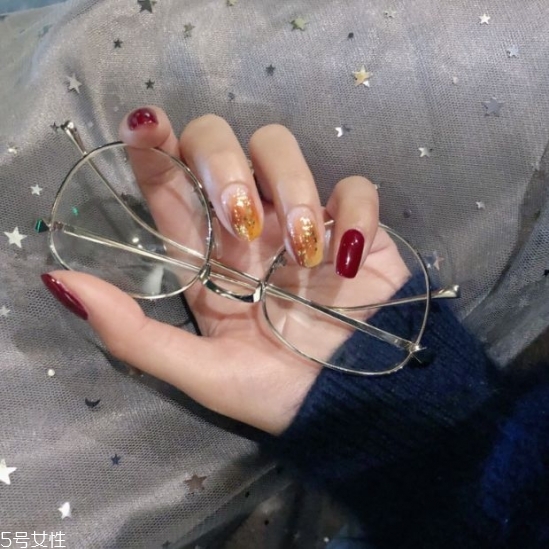 玻璃紙愛心美甲怎么弄 心形玻璃紙美甲教程 玻璃紙愛心美甲怎么弄 心形玻璃紙美甲教程