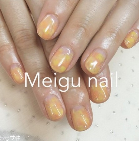 哈密瓜色美甲是什么樣的 哈密瓜色指甲油怎么搭配好看 哈密瓜色美甲是什么樣的 哈密瓜色指甲油怎么搭配好看