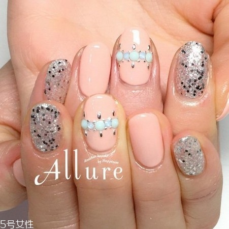 哈密瓜色美甲是什么樣的 哈密瓜色指甲油怎么搭配好看 哈密瓜色美甲是什么樣的 哈密瓜色指甲油怎么搭配好看