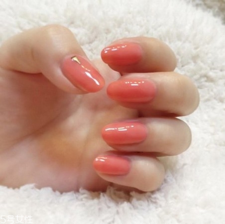 哈密瓜色美甲是什么樣的 哈密瓜色指甲油怎么搭配好看 哈密瓜色美甲是什么樣的 哈密瓜色指甲油怎么搭配好看