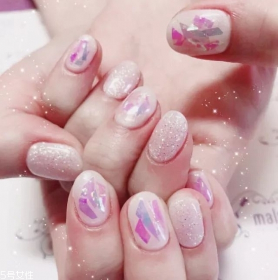 玻璃紙愛心美甲怎么弄 心形玻璃紙美甲教程 玻璃紙愛心美甲怎么弄 心形玻璃紙美甲教程