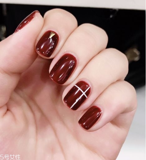 玻璃紙愛心美甲怎么弄 心形玻璃紙美甲教程 玻璃紙愛心美甲怎么弄 心形玻璃紙美甲教程