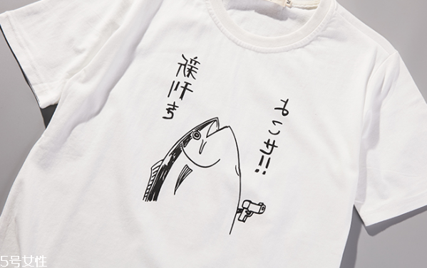 白色t恤搭配什么短褲 純白t恤怎么搭配 白色t恤搭配什么短褲 純白t恤怎么搭配